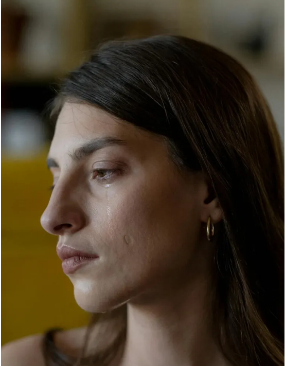 Wieczór weselny został zepsuty przez stare zdjęcie, które znalazłam w pokoju męża.