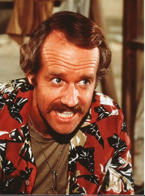 Gwiazda lat 70. w czapce z napisem politycznym. Kto jest na zdjęciu?