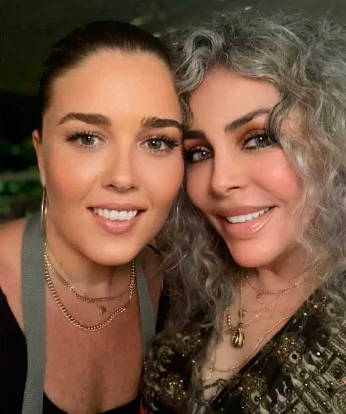 „Całkowicie posiwiała, ale bez jednej zmarszczki: 70-letnia Veronica Castro z serialu „Bogacze też płaczą” wygląda na 40! Poznaj sekrety młodości i urody legendarnej aktorki, która zadziwia fanów na całym świecie”.