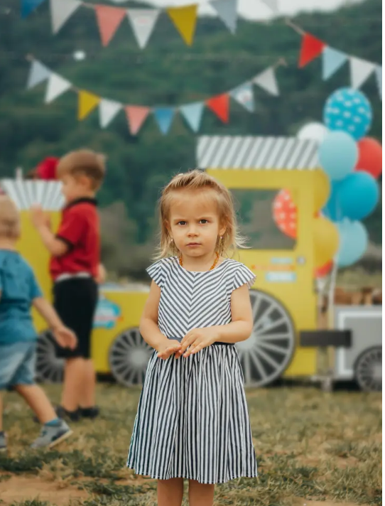 Na moim ślubie mała dziewczynka z bukietem stokrotek poprosiła o monetę — spojrzałem na jej rękę i przerwałem ceremonię ślubną.
