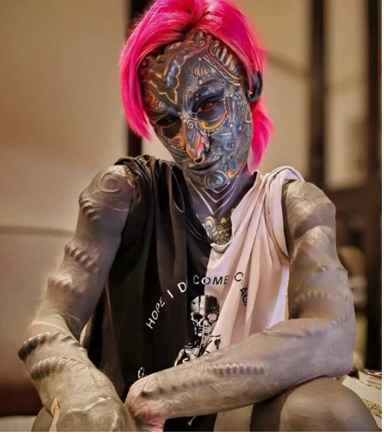 Była pięknością, a stała się... Teraz jej ciało w 99,98% pokryte jest tatuażami.