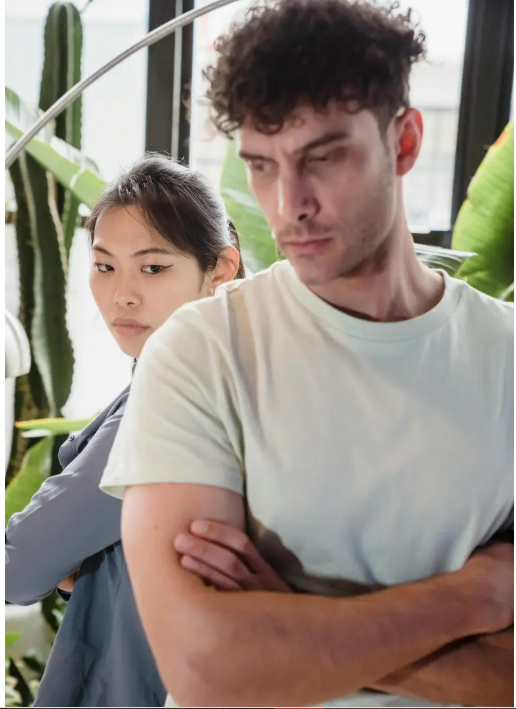 Na moim ślubie mała dziewczynka z bukietem stokrotek poprosiła o monetę — spojrzałem na jej rękę i przerwałem ceremonię ślubną.