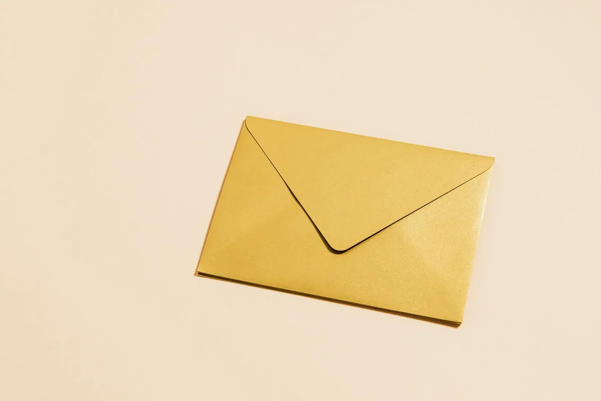 Moja teściowa zaprosiła wszystkie dzieci do swojego domu, ale tylko mojemu sześciolatkowi zabroniła zbierania cukierków. Kiedy dowiedziałam się dlaczego, dałam jej lekcję, której nie zapomni.