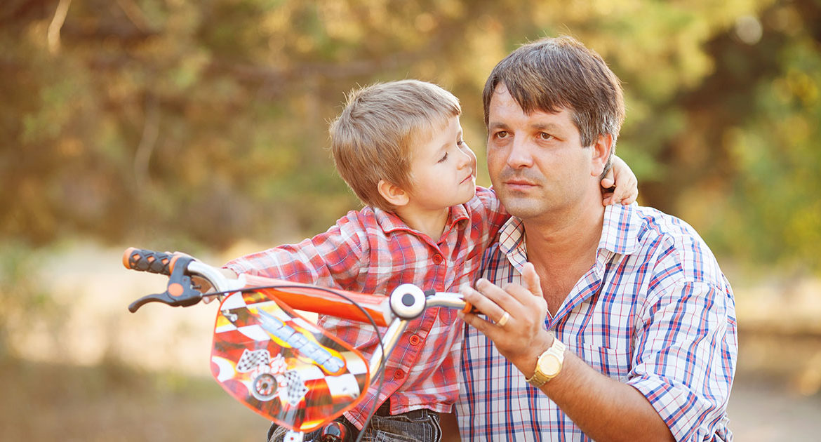 Kiedy zauważyłem, że Lily znów chowa swój lunch, obserwowałem ją w milczeniu – aż szepnęła do kogoś, kto mieszkał za naszą szkołą: „Tato… przyniosłam jedzenie”. Na ten widok serce mi zamarło. Uspokoiłem się, wziąłem telefon… A to, co stało się potem, zmieniło wszystko.