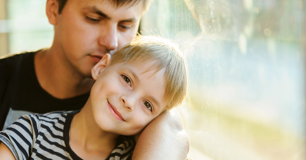 Kiedy zauważyłem, że Lily znów chowa swój lunch, obserwowałem ją w milczeniu – aż szepnęła do kogoś, kto mieszkał za naszą szkołą: „Tato… przyniosłam jedzenie”. Na ten widok serce mi zamarło. Uspokoiłem się, wziąłem telefon… A to, co stało się potem, zmieniło wszystko.