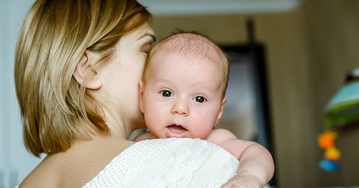 Zasnęłam w pralni samoobsługowej z moim dzieckiem po nocnej zmianie – kiedy się obudziłam i otworzyłam pralkę, zamarłam w miejscu.