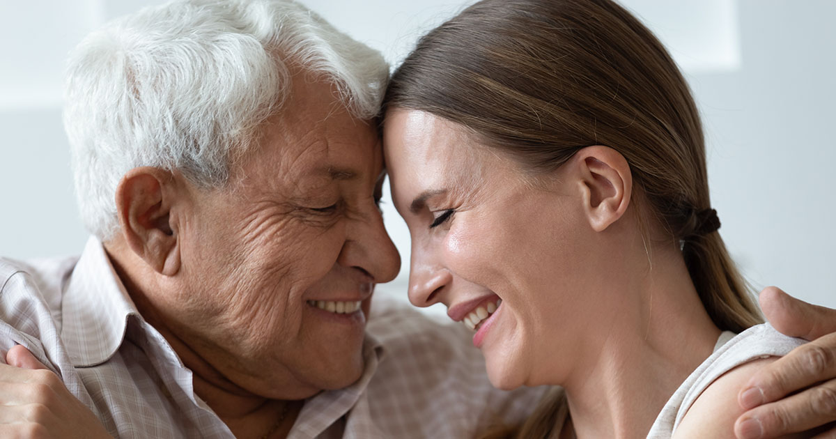 Miła kelnerka zapłaciła za kawę starszego mężczyzny, nie mając pojęcia, kim on jest.