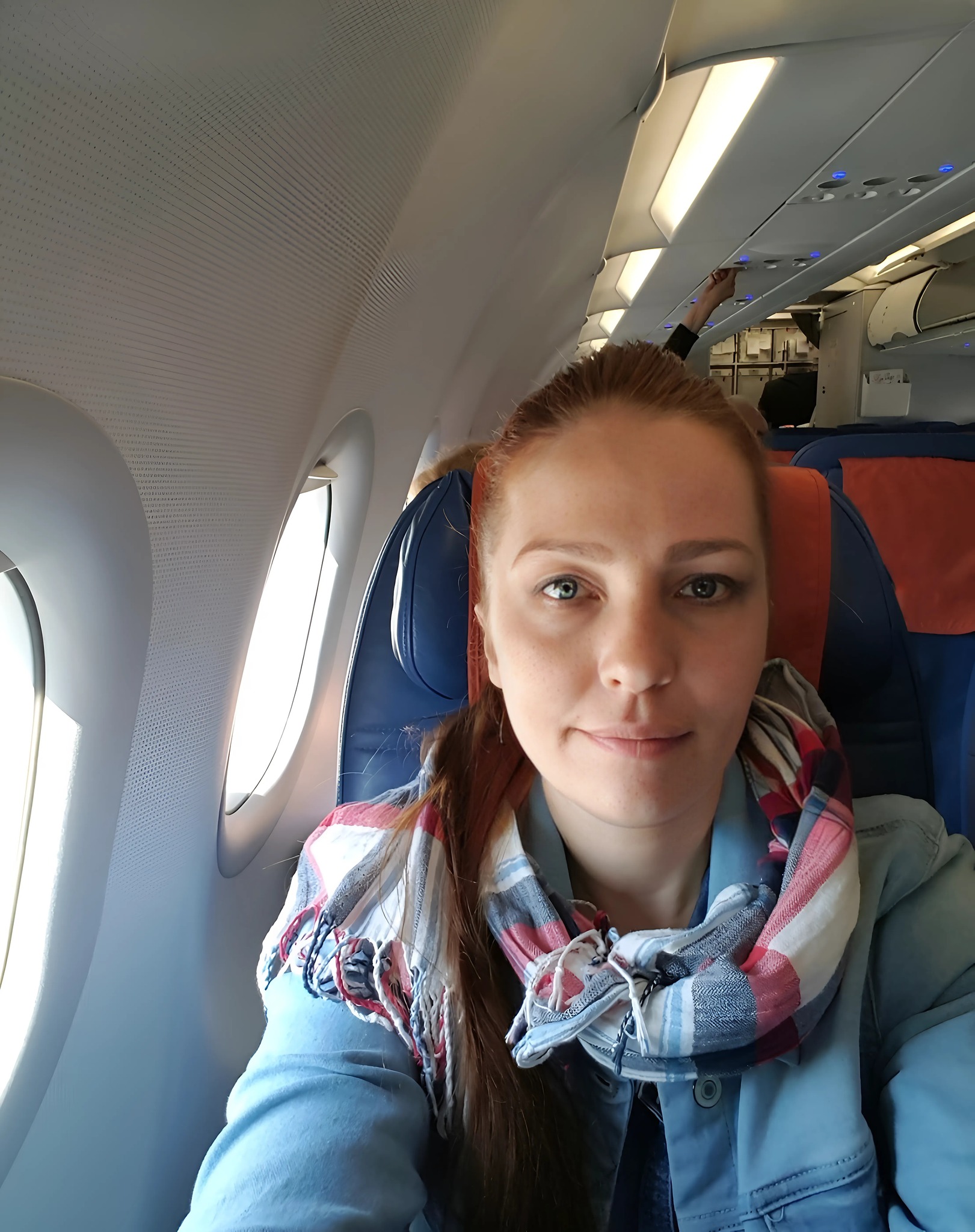 Moja stewardessa podsunęła mi serwetkę: „Udawaj, że źle się czujesz. Wyjdź z tego samolotu”. Zignorowałam ją – wróciła: „Proszę. Błagam cię”. Dwie godziny później...