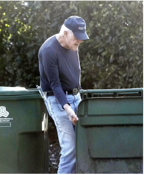 Gwiazda lat 70. w czapce z napisem politycznym. Kto jest na zdjęciu?