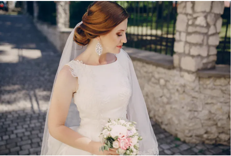 Na moim ślubie mała dziewczynka z bukietem stokrotek poprosiła o monetę — spojrzałem na jej rękę i przerwałem ceremonię ślubną.