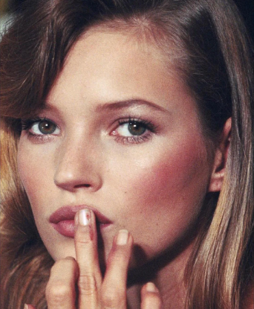 Wspominamy 20 niesamowitych kobiet lat 90.! Była to epoka, w której królowała naturalna uroda, a trendy nie były jeszcze dyktowane przez silikon ani photoshop.