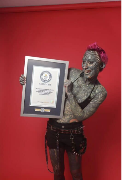 Była pięknością, a stała się... Teraz jej ciało w 99,98% pokryte jest tatuażami.