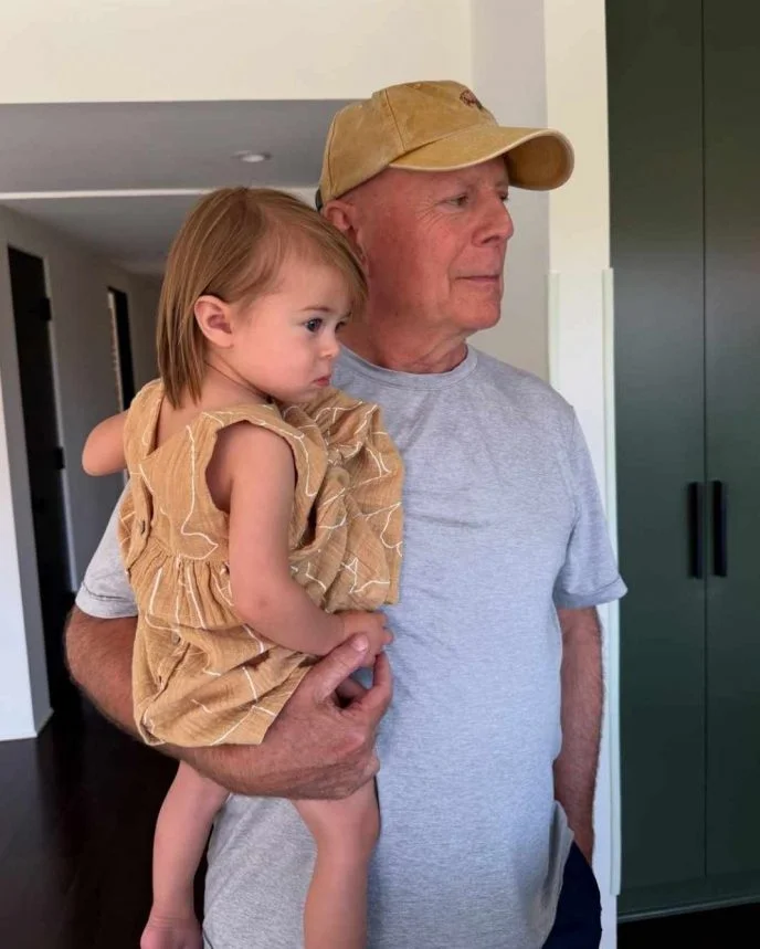 Bruce Willis wkroczył w ósmą dekadę życia.