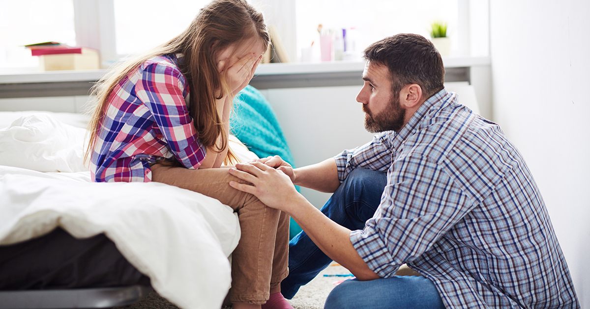 Kiedy zauważyłem, że Lily znów chowa swój lunch, obserwowałem ją w milczeniu – aż szepnęła do kogoś, kto mieszkał za naszą szkołą: „Tato… przyniosłam jedzenie”. Na ten widok serce mi zamarło. Uspokoiłem się, wziąłem telefon… A to, co stało się potem, zmieniło wszystko.