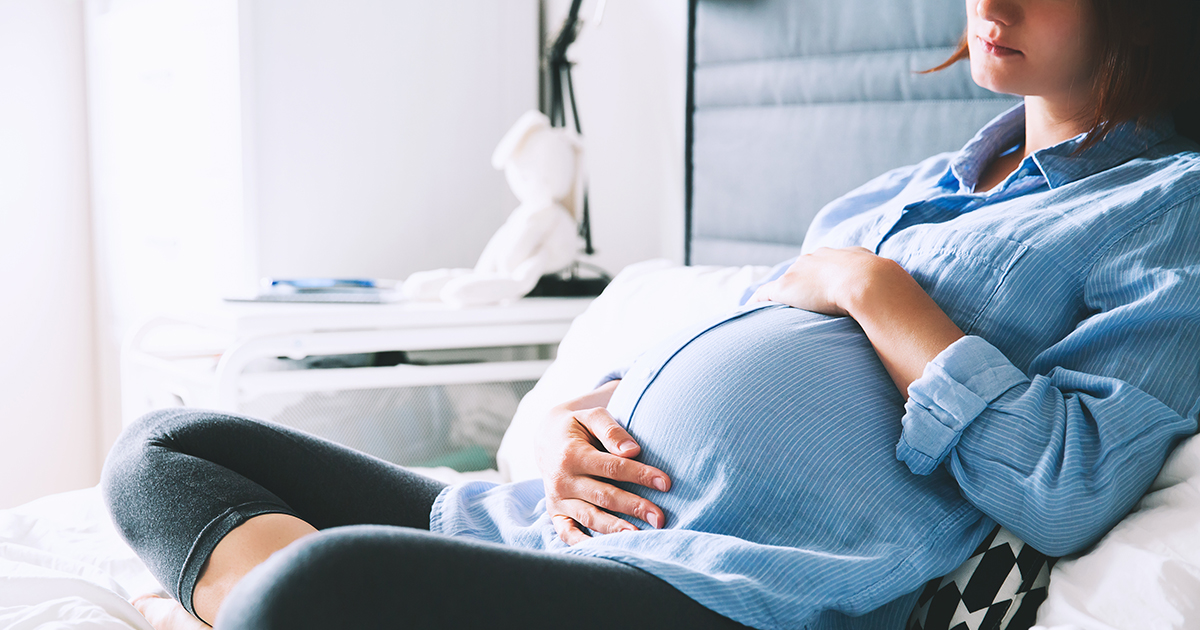 Moja teściowa nalegała, żeby zabrać mnie na wizytę prenatalną. Kiedy wyszła, żeby odebrać telefon, pielęgniarka pochyliła się do mnie i szepnęła: „Wyjdź stąd. Nie pozwól im zabrać cię do domu”.