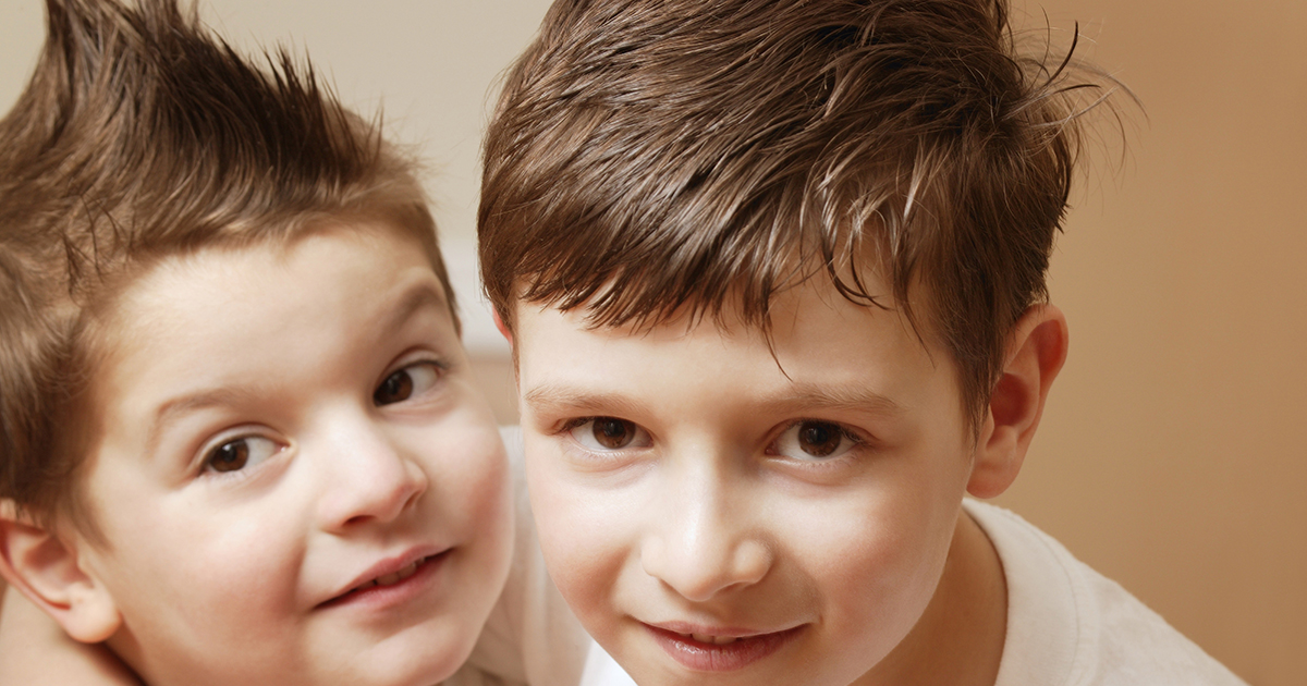 Każdego ranka o szóstej starszy brat zakradał się do pokoju swojego młodszego brata – a kiedy ich rodzice dowiedzieli się dlaczego, zaniemówili.