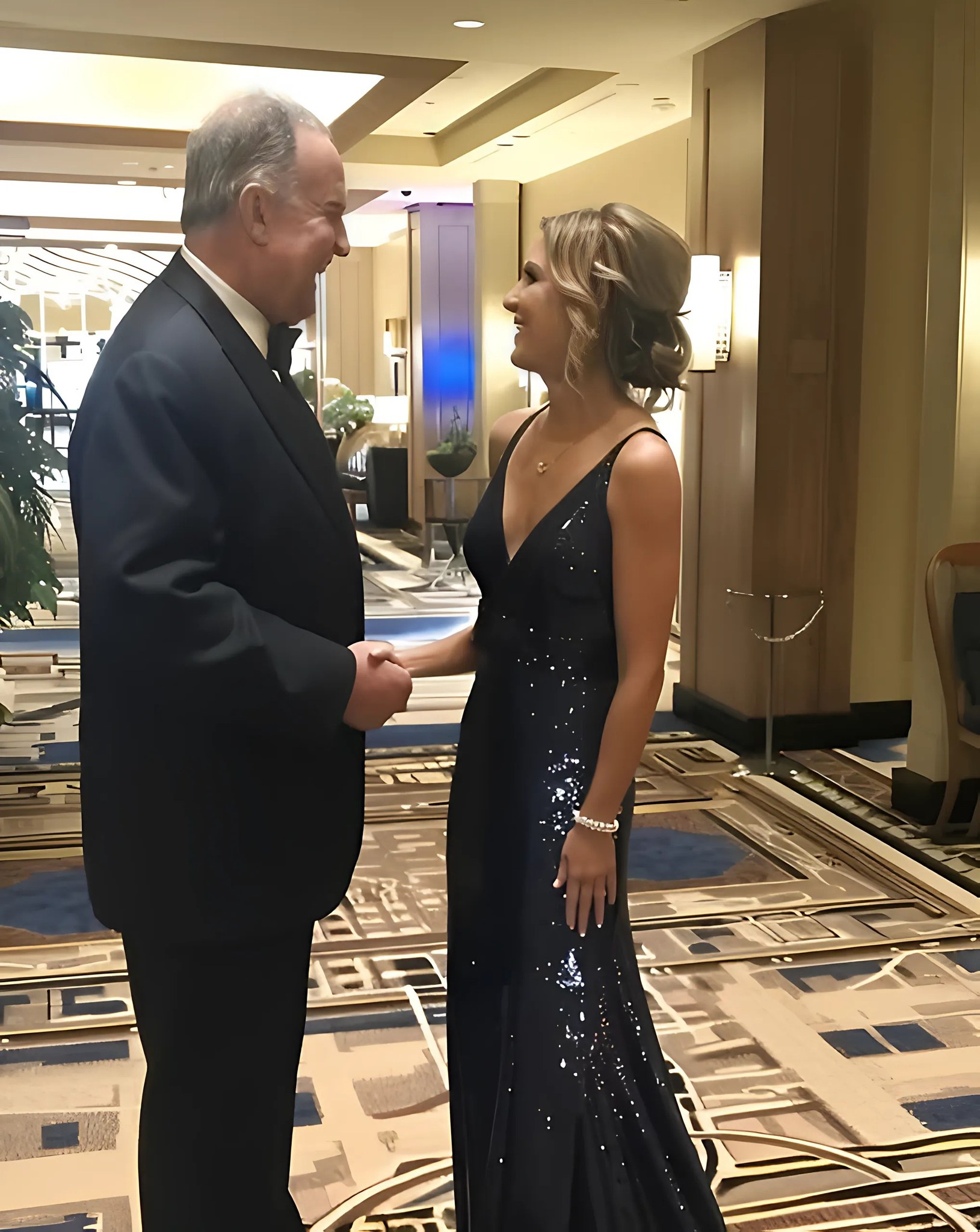 Moja synowa roześmiała się, gdy zobaczyła różową suknię ślubną, którą uszyłam dla siebie. Nie mogłam sobie nawet wyobrazić, że mój syn stanie w mojej obronie.