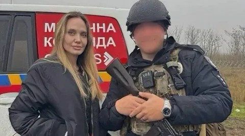 Jolie odwiedziła Ukrainę, a jej córka w międzyczasie ucieka przed paparazzi na ulicach Los Angeles.