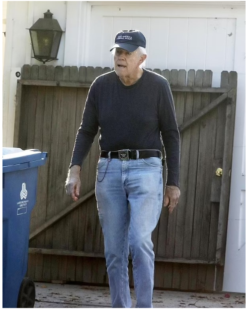 Gwiazda lat 70. w czapce z napisem politycznym. Kto jest na zdjęciu?