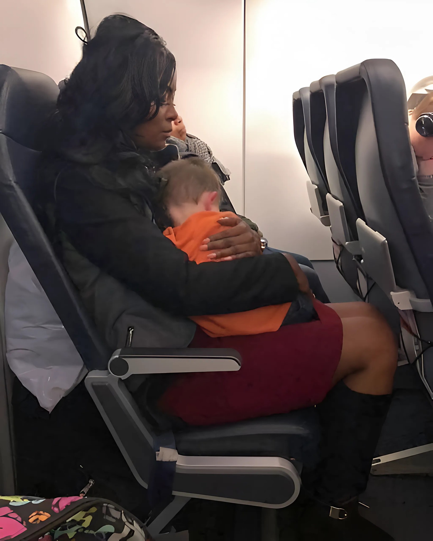 Moja stewardessa podsunęła mi serwetkę: „Udawaj, że źle się czujesz. Wyjdź z tego samolotu”. Zignorowałam ją – wróciła: „Proszę. Błagam cię”. Dwie godziny później...