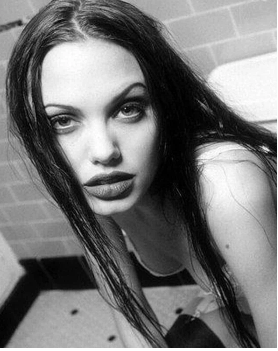 Wspominamy 20 niesamowitych kobiet lat 90.! Była to epoka, w której królowała naturalna uroda, a trendy nie były jeszcze dyktowane przez silikon ani photoshop.