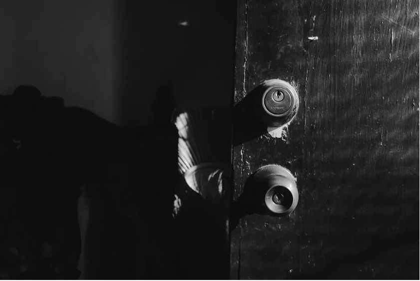 Mój mąż nalegał, żebyśmy spali w różnych pokojach. Pewnej nocy usłyszałam dziwne odgłosy dochodzące z jego pokoju i poszłam to sprawdzić.