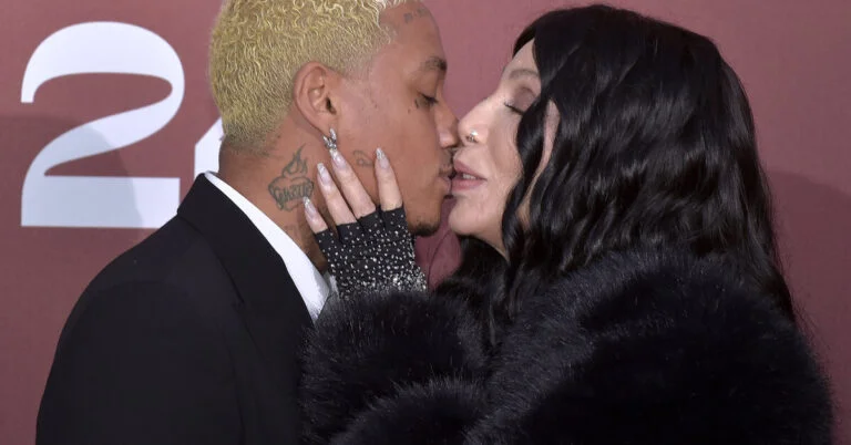 Chociaż Cher jest już prawie 80-letnią starszą panią, która powinna była przejść na emeryturę, nadal prowadzi barwne życie.