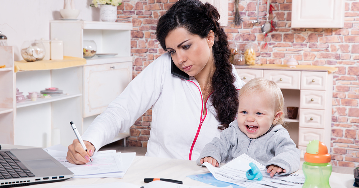 Samotna matka siedziała smutna sama na weselu, wszyscy się z niej śmiali — aż podszedł do niej młody milioner i powiedział: „Czy mogłabyś udawać moją żonę i zatańczyć ze mną?”.