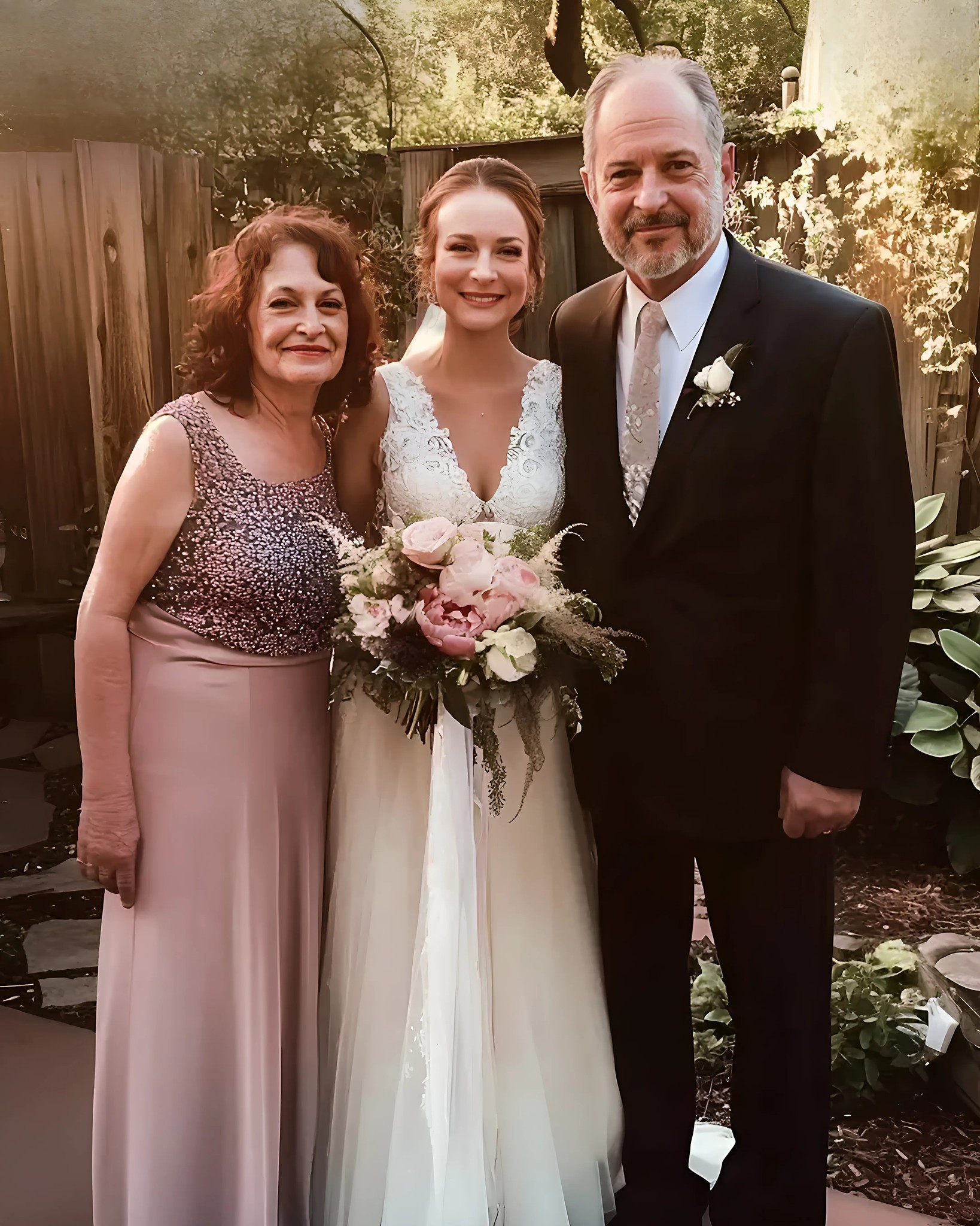 Rodzina pana młodego w gniewie opuściła salę weselną, gdy dowiedziała się, że rodzice panny młodej są śmieciarzami. Jednak po kilku minutach podjechała ciężarówka, z której wysiadł jej ojciec – i w tej samej sekundzie w sali zapadła cisza, gdy wszyscy zobaczyli, co trzymał w rękach.