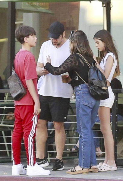 Dzieci Bardema i Cruz przejęły od nich to, co najlepsze. Gwiazdy znalazły się w obiektywach paparazzi.