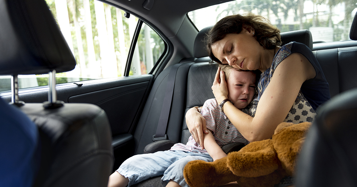 Samotna matka siedziała smutna sama na weselu, wszyscy się z niej śmiali — aż podszedł do niej młody milioner i powiedział: „Czy mogłabyś udawać moją żonę i zatańczyć ze mną?”.