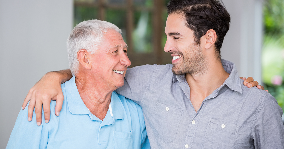 Miła kelnerka zapłaciła za kawę starszego mężczyzny, nie mając pojęcia, kim on jest.
