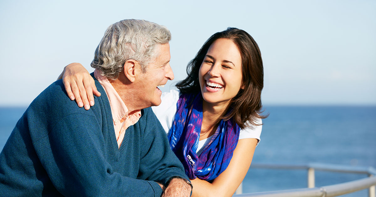 Miła kelnerka zapłaciła za kawę starszego mężczyzny, nie mając pojęcia, kim on jest.