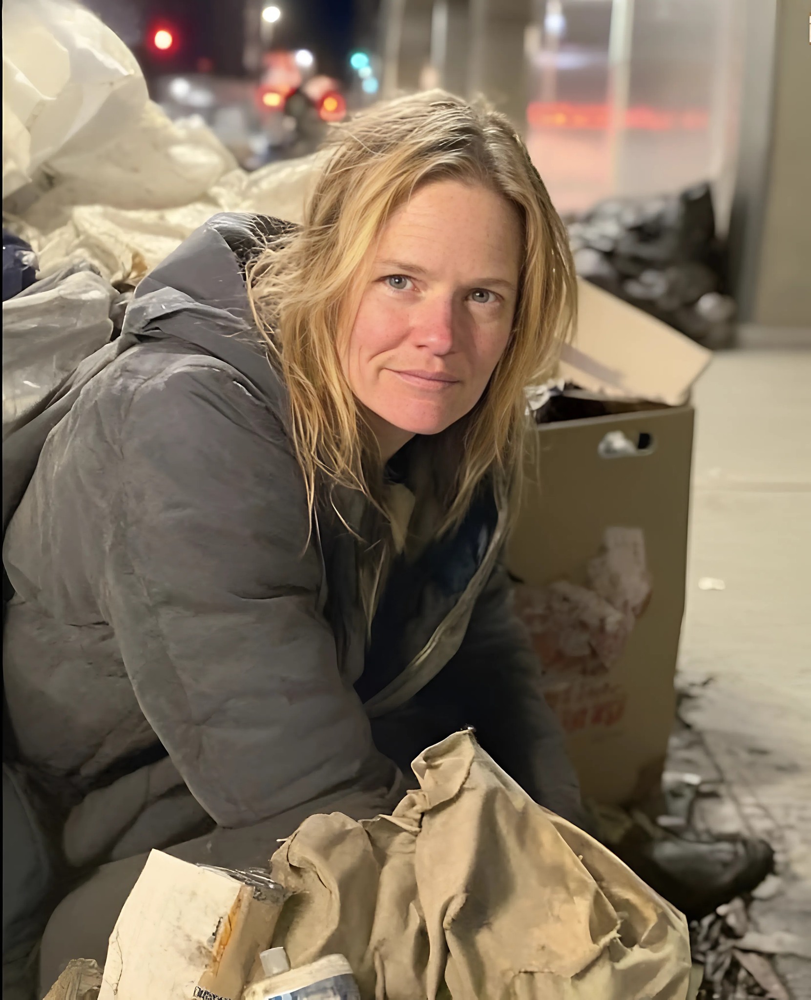 W Święto Dziękczynienia oddałem swój płaszcz bezdomnej kobiecie. Dwa lata później pojawiła się u moich drzwi — z czarnym plecakiem w rękach.