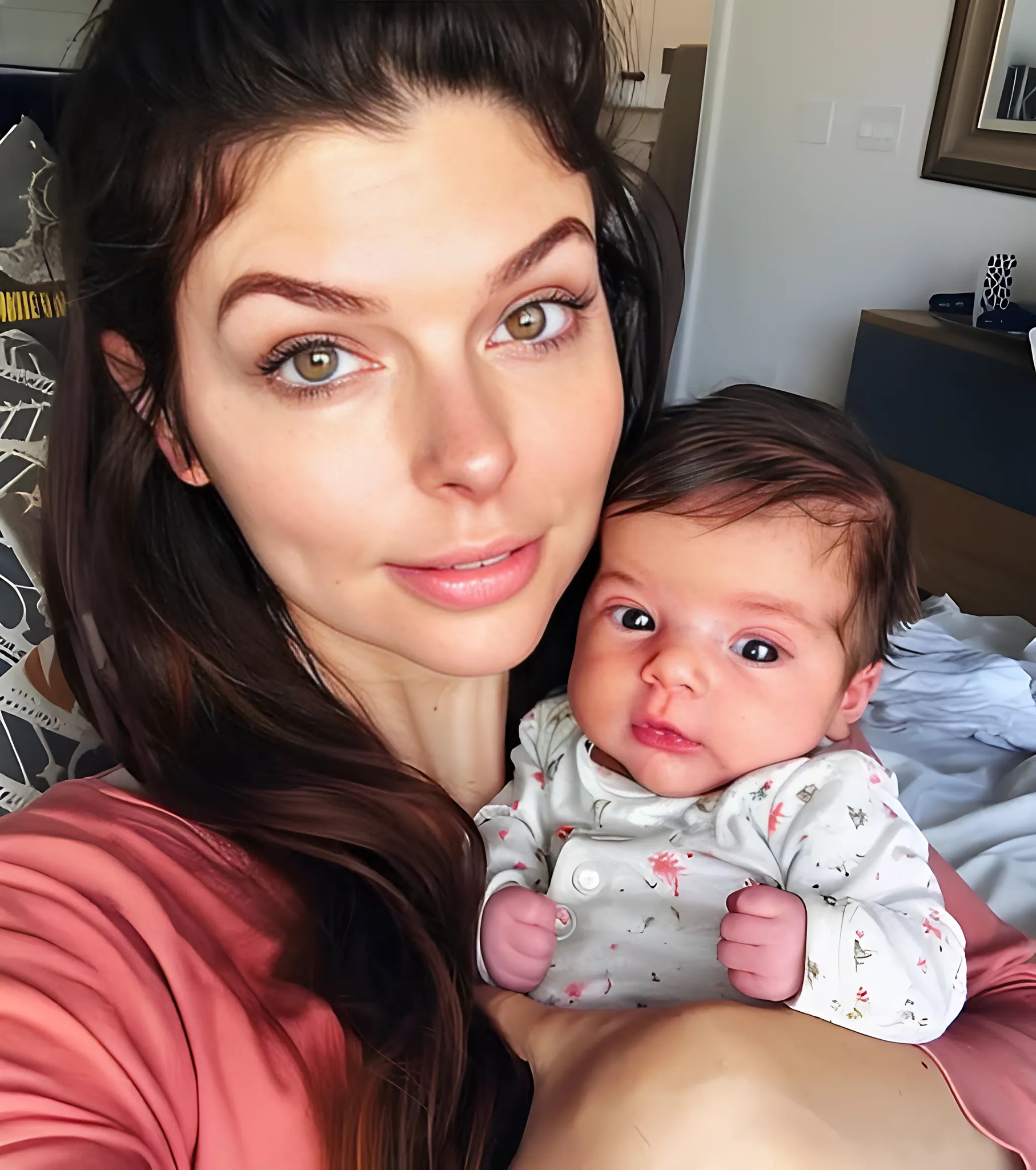 Zasnęłam w pralni samoobsługowej z moim dzieckiem po nocnej zmianie – kiedy się obudziłam i otworzyłam pralkę, zamarłam w miejscu.