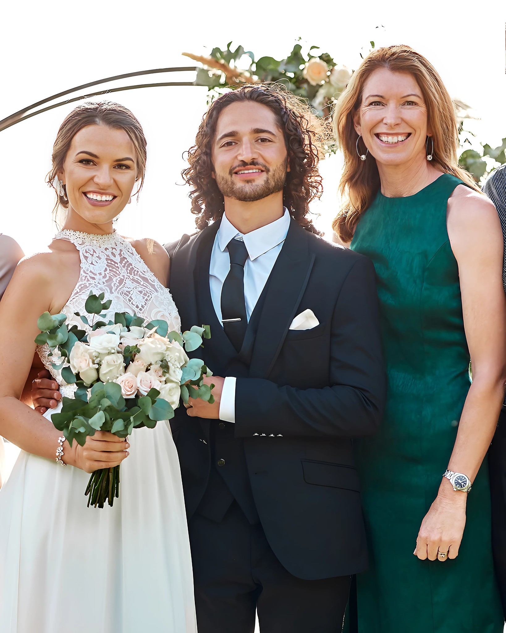 „Byłam jego macochą przez dwadzieścia lat... Ale podczas ślubu panna młoda uśmiechnęła się i powiedziała: *„Pierwsze rzędy są tylko dla prawdziwych matek”.* Wtedy wszedł mój syn... i wszystko zmienił”.