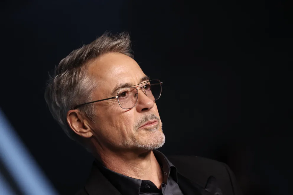 Pochodzący z rodziny nauczycieli, idol lat 80. chroni swoją prywatność — co wiemy o jego stylu życia?