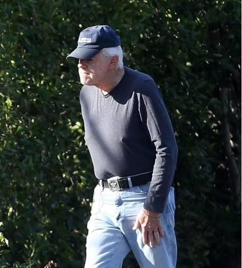 Gwiazda lat 70. w czapce z napisem politycznym. Kto jest na zdjęciu?