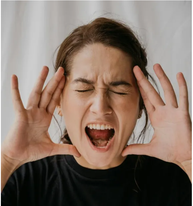 Wieczór weselny został zepsuty przez stare zdjęcie, które znalazłam w pokoju męża.