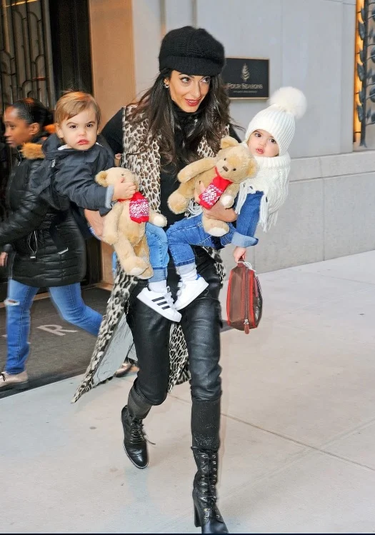 Dziedzice George'a Clooneya. Bliźniacy, którzy są niezwykle podobni do swojego słynnego ojca.