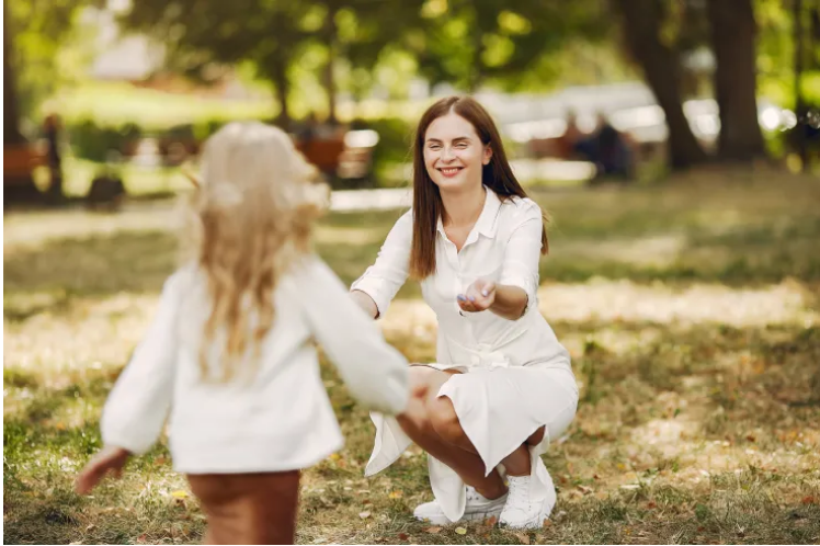 Na moim ślubie mała dziewczynka z bukietem stokrotek poprosiła o monetę — spojrzałem na jej rękę i przerwałem ceremonię ślubną.