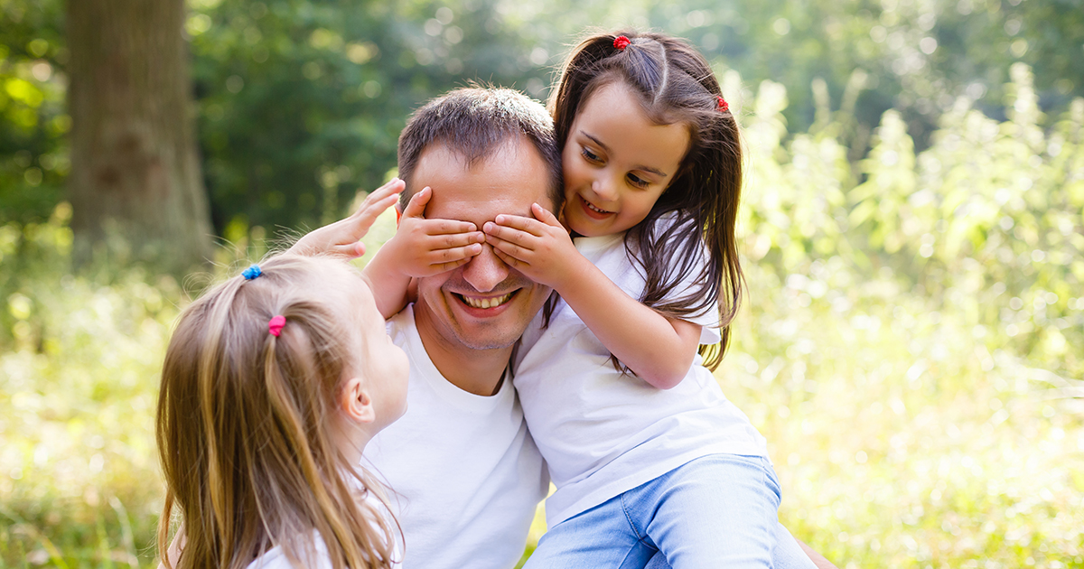 Po śmierci mamy zostałem opiekunem moich bliźniaczek — moja narzeczona udawała, że je kocha, dopóki nie usłyszałem, co naprawdę powiedziała.