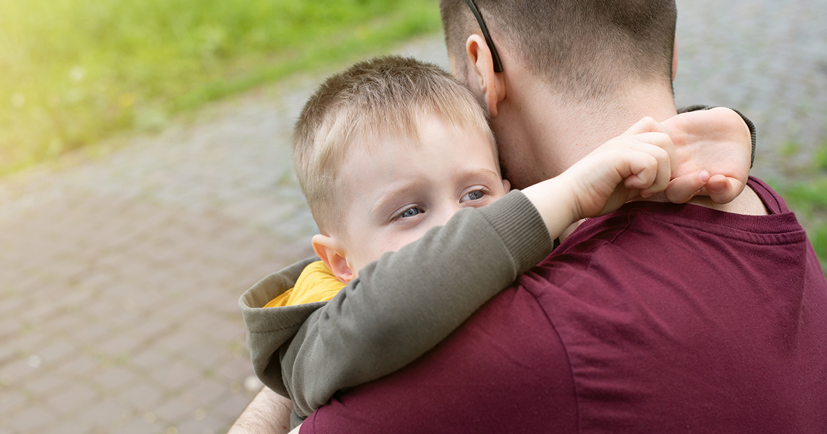 Kiedy zauważyłem, że Lily znów chowa swój lunch, obserwowałem ją w milczeniu – aż szepnęła do kogoś, kto mieszkał za naszą szkołą: „Tato… przyniosłam jedzenie”. Na ten widok serce mi zamarło. Uspokoiłem się, wziąłem telefon… A to, co stało się potem, zmieniło wszystko.