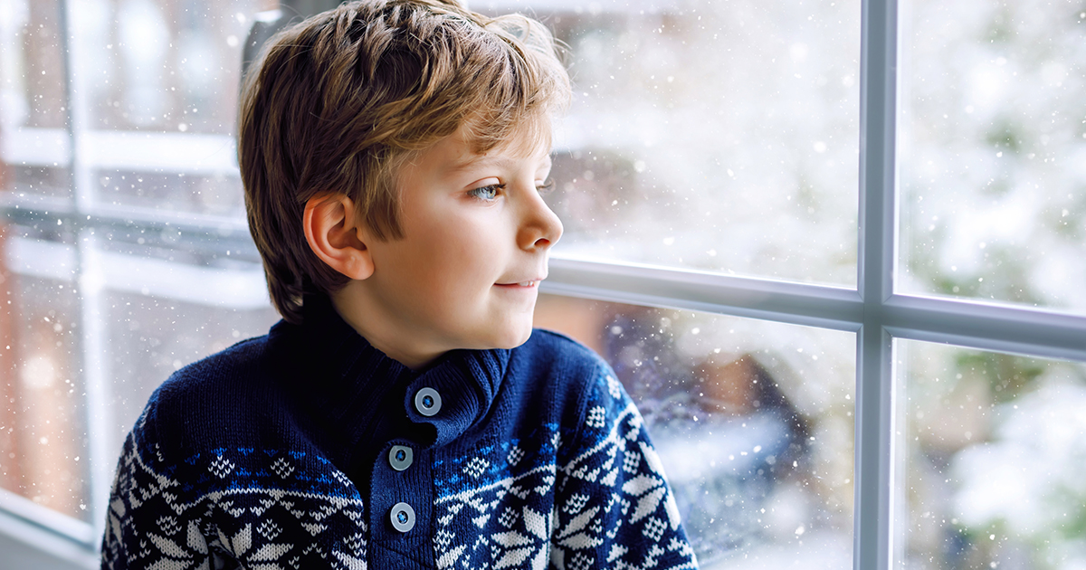 Każdego ranka o szóstej starszy brat zakradał się do pokoju swojego młodszego brata – a kiedy ich rodzice dowiedzieli się dlaczego, zaniemówili.