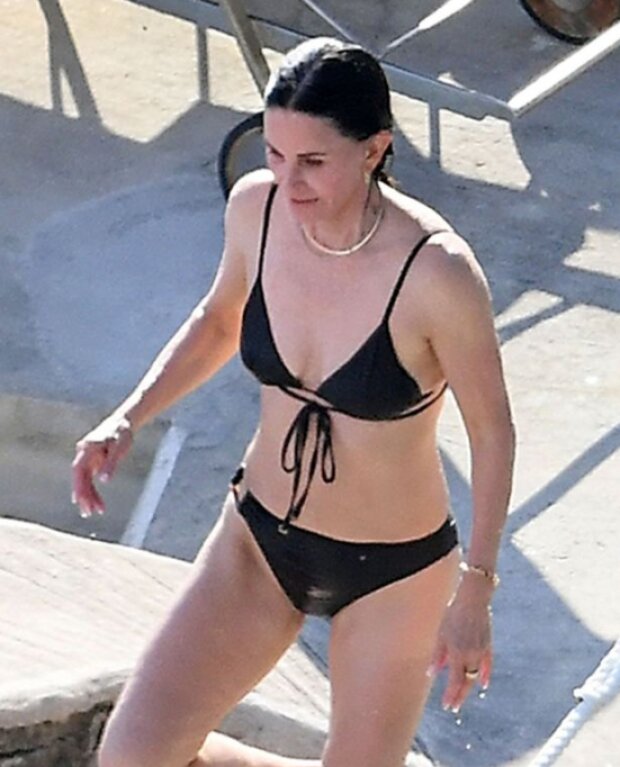 Piękna Monica z serialu „Przyjaciele” ma 61 lat! Paparazzi sfotografowali aktorkę podczas wakacji w czarnym bikini wiązanym na bokach.