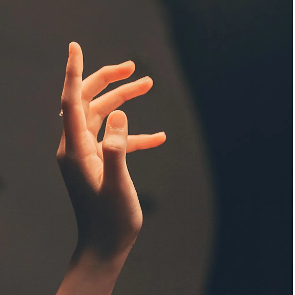 Mój mąż nalegał, żebyśmy spali w różnych pokojach. Pewnej nocy usłyszałam dziwne odgłosy dochodzące z jego pokoju i poszłam to sprawdzić.