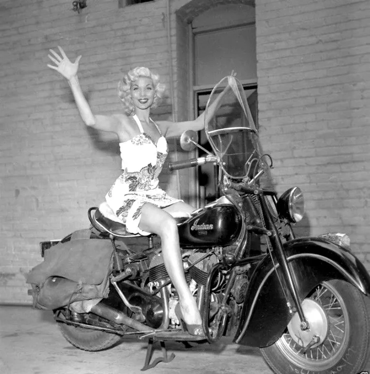 Burleska w ruchu: podróż tancerki przez Amerykę połowy wieku