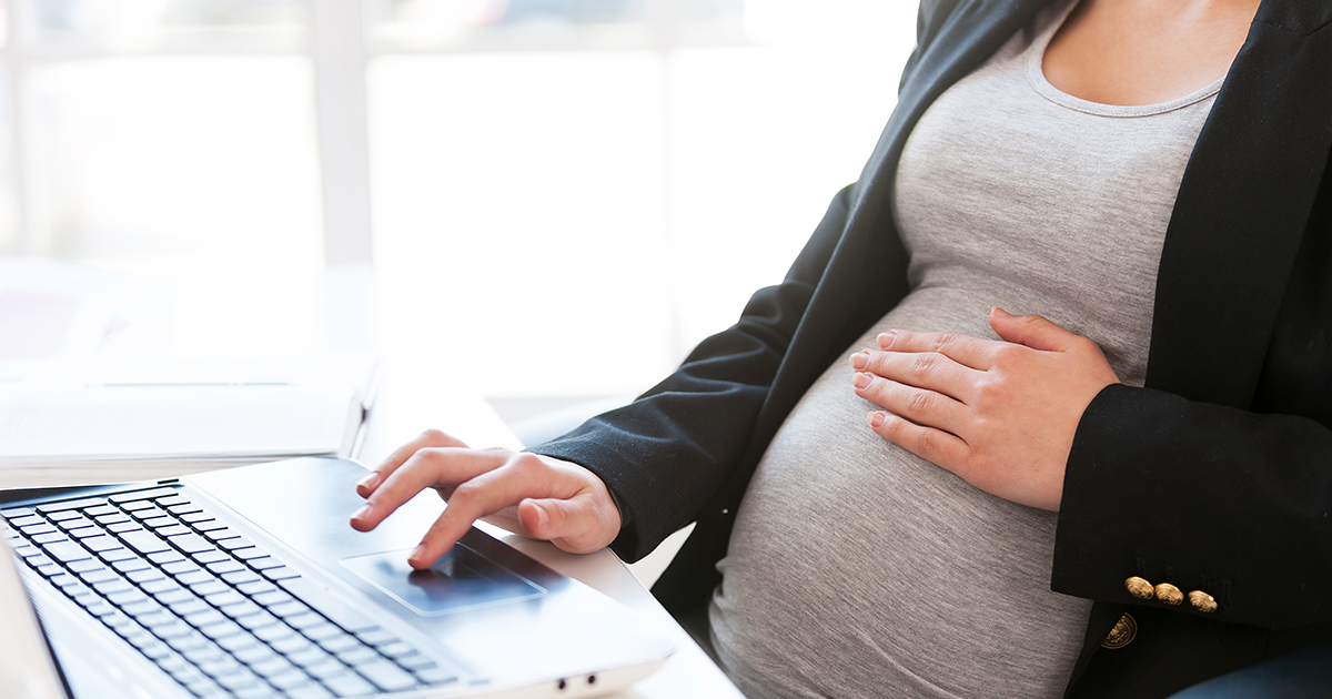 Moja teściowa nalegała, żeby zabrać mnie na wizytę prenatalną. Kiedy wyszła, żeby odebrać telefon, pielęgniarka pochyliła się do mnie i szepnęła: „Wyjdź stąd. Nie pozwól im zabrać cię do domu”.