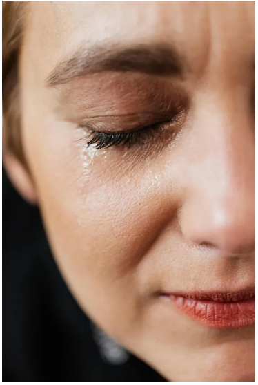 Wieczór weselny został zepsuty przez stare zdjęcie, które znalazłam w pokoju męża.