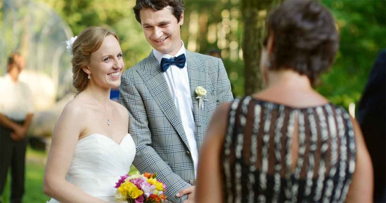 Moja matka wtargnęła na moje wesele, krzycząc, że on nie jest wystarczająco dobry, ale ostra odpowiedź mojego narzeczonego zmusiła ją do odejścia.